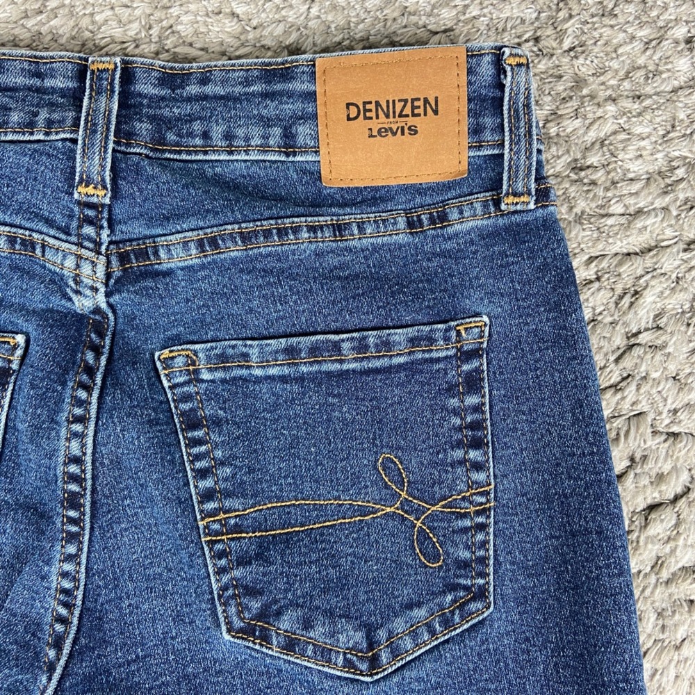 Denizen Levis Boyfriend Jeans Womens 2 (26x27) Blue Denim Distressed Raw Hem